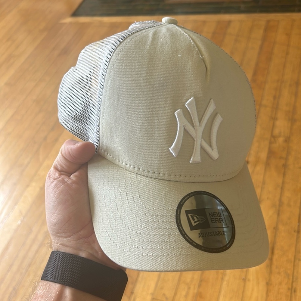 Men’s new era New York Yankees trucker